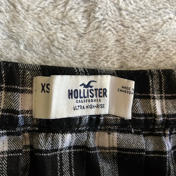 Hollister Plaid Skirt  Size XS  black white. Pleated - Picture 2 of 6